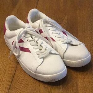 Woman’s Tretorn white canvas with pink sneakers. Size 10. Barely worn. Cute!